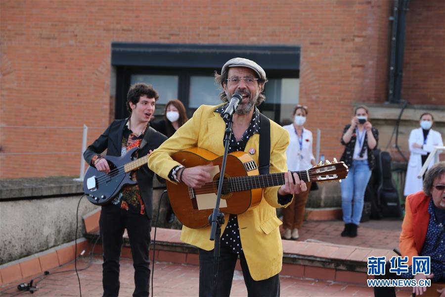 지난 23일 스페인 바르셀로나, 밴드가 발 드 헤브론 대학 병원 옥상에서 공연을 펼치고 있다. [사진 출처: 신화사/발 드 헤브론 대학 병원 제공]