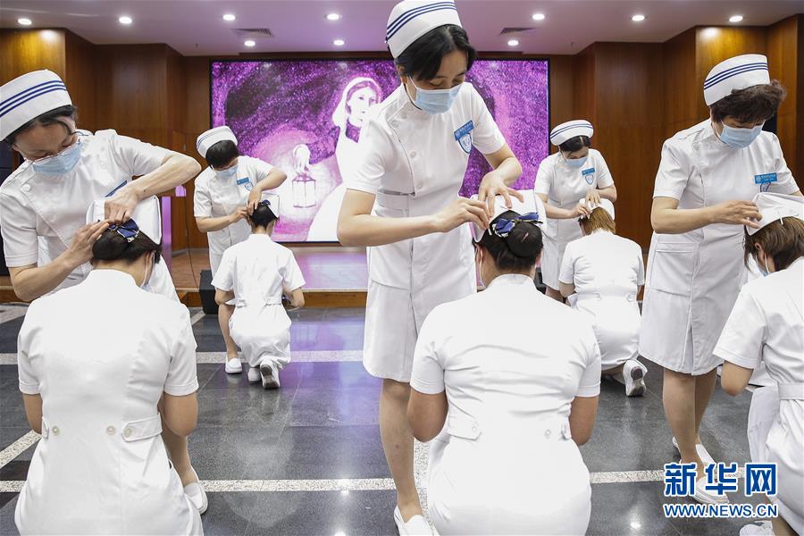 베이징대학 인민병원 신입 간호사들이 모자 수여식에 참석하고 있다. [4월 26일 촬영/사진 출처: 신화망]