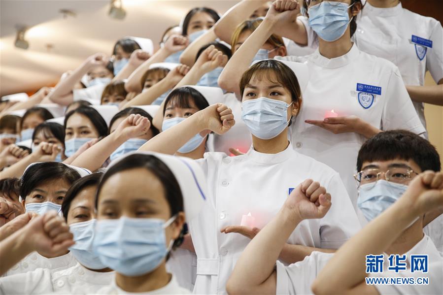 베이징대학 인민병원 신입 간호사들이 모자 수여식에 참가해 나이팅게일 선서를 하고 있다. [4월 26일 촬영/사진 출처: 신화망]