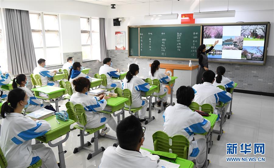 베이징시 하이뎬(海澱)구 중국농업대학 부속고등학교 고3 학생들이 교실에서 수업을 받고 있다. [4월 27일 촬영/사진 출처: 신화망]
