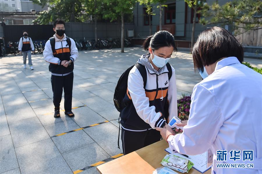 베이징 161고등학교 학생이 줄을 서서 체온을 재고 있다. [4월 27일 촬영/사진 출처: 신화망]