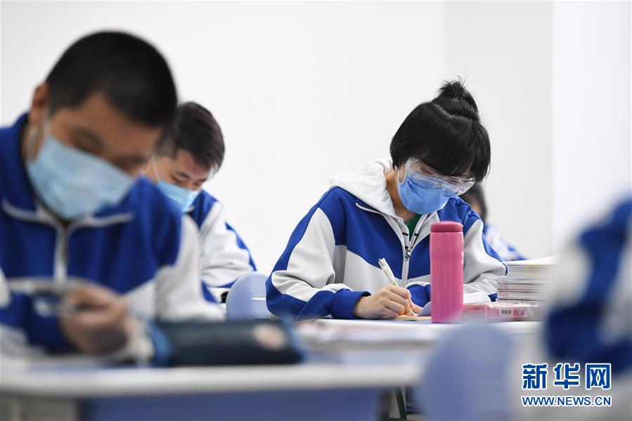 베이징시 펑타이제2중고등학교 고3-8반 학생들이 교실에서 자습하고 있다. [4월 27일 촬영/사진 출처: 신화망]