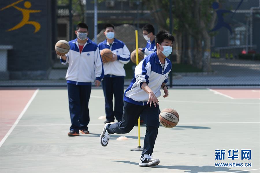 베이징시 펑타이제2중고등학교 고3-3반 학생들이 체육 수업을 하고 있다. [4월 27일 촬영/사진 출처: 신화망]