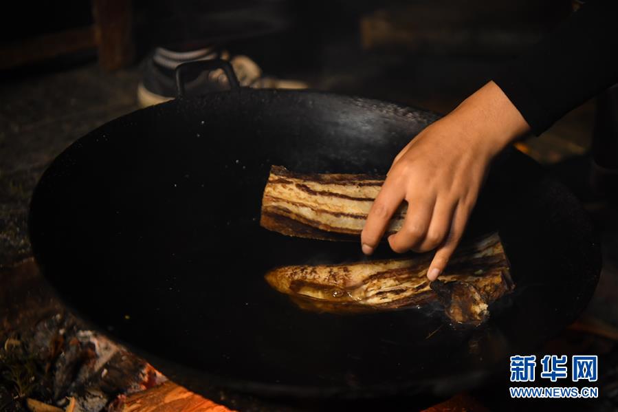 스린자오가 방송에서 소금에 절여 말린 고기를 삶으며 볶음 요리를 준비하고 있다. [4월 23일 촬영/사진 출처: 신화망]