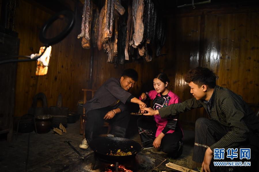 스린자오(가운데)가 방송에서 스즈춘(왼쪽)과 스캉(오른쪽)에게 고기 볶음 요리를 나눠주고 있다. [4월 23일 촬영/사진 출처: 신화망]