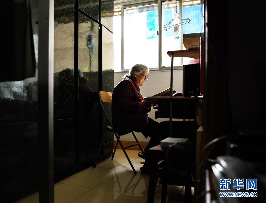 지난 22일 리치쥔이 쓰촨(四川)성 몐양(綿陽)시 푸청(涪城)구의 자택에서 시험 준비를 하고 있다. [사진 출처: 신화망]