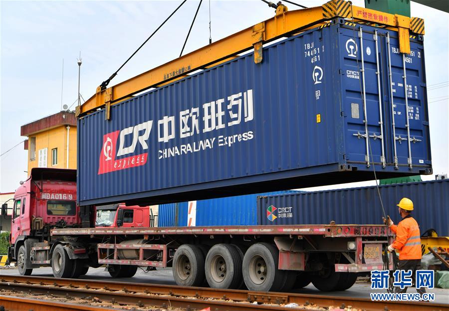 4월 25일, 샤먼 하이창역에서 중국-유럽열차 규격 컨테이너를 들어 옮기고 있다. (사진 출처: 신화망)