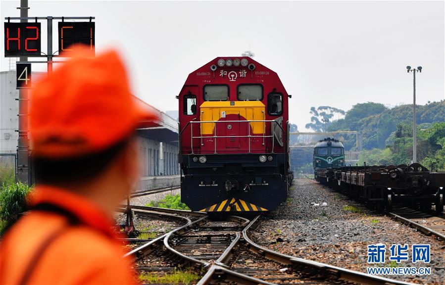 4월 25일, 유럽으로 수출하는 방역물자를 실은 X8098 화물열차가 샤먼 하이창역에서 기적 소리를 울리며 출발하고 있다.  (사진 출처: 신화망)