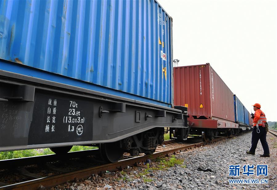 4월 25일, X8098 화물열차가 샤먼 하이창역에서 유럽으로 수출하는 방역 물자를 실은 차량을 교대하고 있다. (사진 출처: 신화망)
