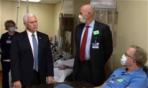 현지 시간 4월 28 일 펜스 미국 부통령은 미네소타 주 로체스터에 있는 메이요 클리닉에 가서 의료진과 코로나19 환자를 문안했다. 방문 동안 그는 마스크를 착용하지 않았다. (비디오 스크린 샷)