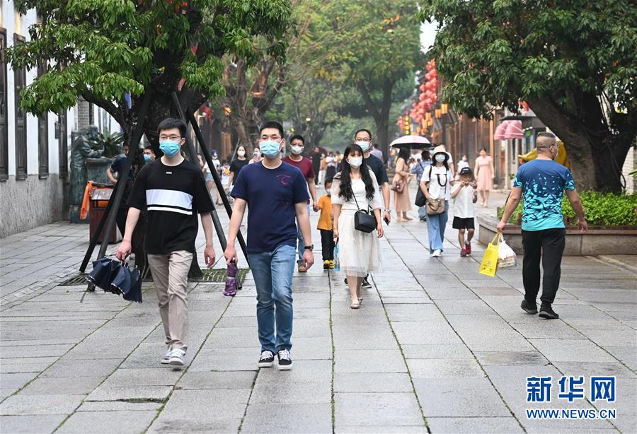 관광객들이 푸저우 싼팡치샹(三坊七巷)을 유람하고 있다. [5월 5일 촬영/사진 출처: 신화망] 