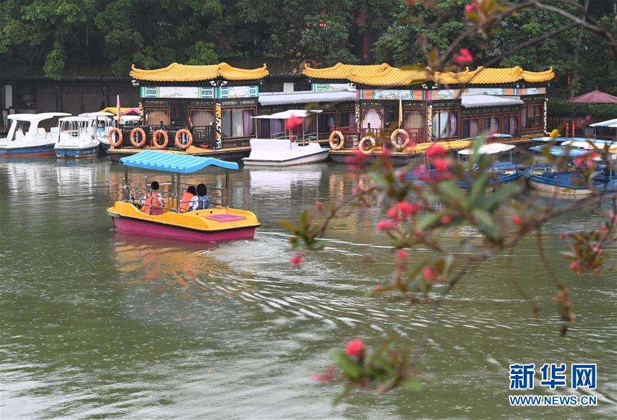 관광객들이 푸저우 시후(西湖)호에서 배를 타고 풍경을 만끽하고 있다. [5월 5일 촬영/사진 출처: 신화망] 