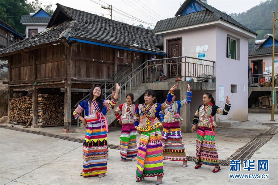윈난성 멍하이현 부랑산향 만난촌 만반3대, 라후족 여성들이 마을에서 춤을 추고 있다. [4월 10일 촬영/사진 출처: 신화망]