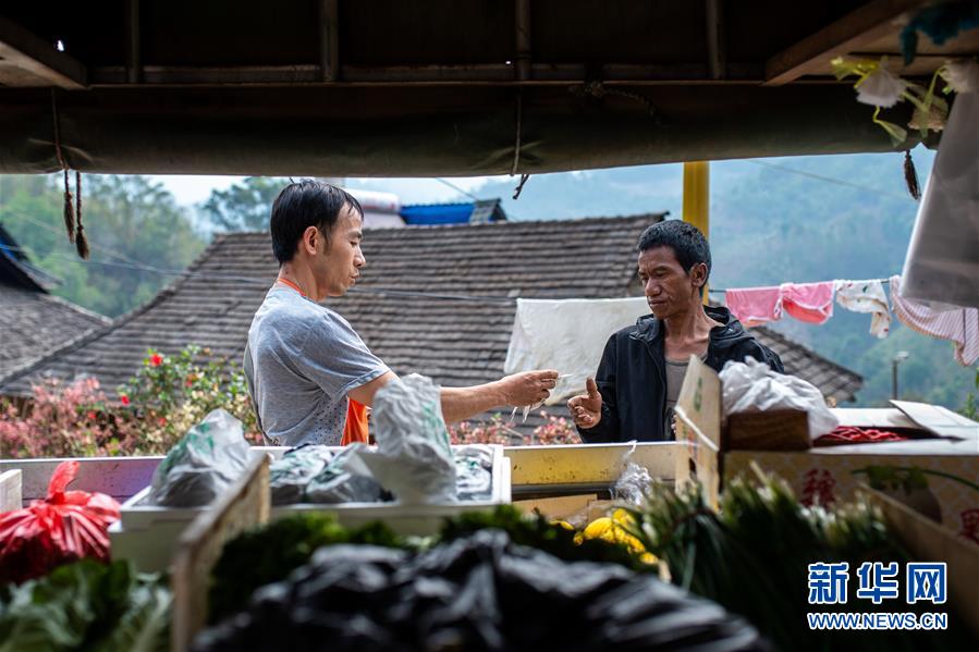 윈난성 멍하이현 부랑산향 만난촌 만반3대, 주민(오른쪽) 한 명이 야채를 사고 있다. [4월 12일 촬영/사진 출처: 신화망]