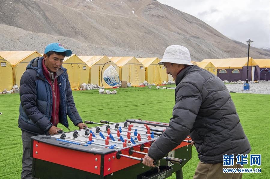 등산 팀원이 주무랑마봉 베이스캠프에서 테이블 축구를 하고 있다.  [사진 출처: 산화망]