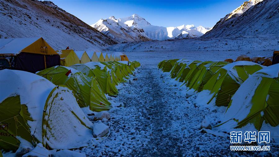 주무랑마봉 베이스캠프의 아침. 텐트 위에 눈이 쌓여 있다. [사진 출처: 산화망]
