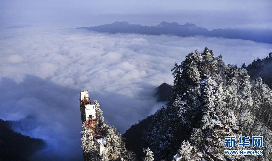 눈 내린 친링 타윈(塔雲)산에 운해가 감돈다. [2019년 3월 3일 드론 촬영/사진 출처: 신화망]