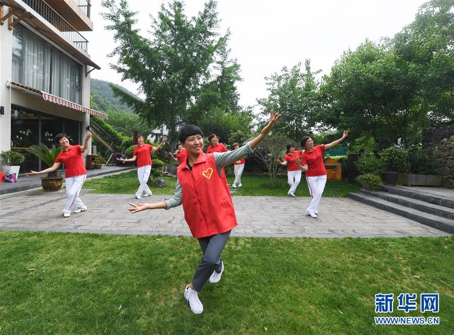 창싱현 샤오푸진 판리난촌의 ‘부녀미가’에서 지원자(가운데)가 마을 어머니들에게 춤 동작을 가르쳐 주고 있다. [5월 8일 촬영/사진 출처: 신화망]