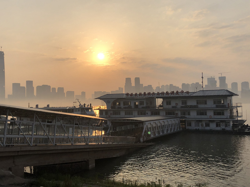 4월 8일 오전 6시 반, 첫 번째 창장(長江)강 페리선이 중화루(中華路)부두를 떠나 우한관(武漢關)부두로 향했다. 두 달 동안 잠시 이별했던 기적 소리 다시 울리며 우한의 페리선이 정식으로 복귀를 선언했다. [사진 출처: 인민망]