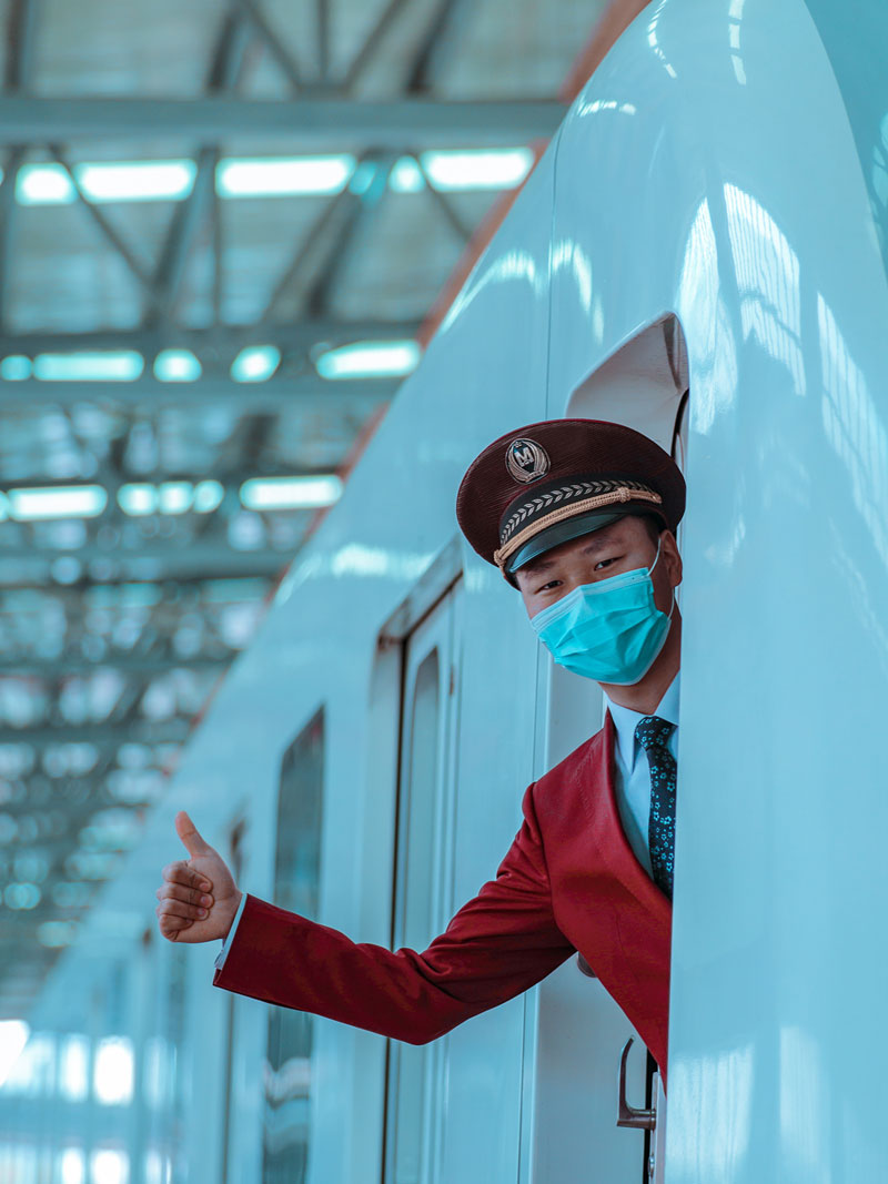 4월 22일부터 우한시 대중교통과 궤도(軌道)교통 운영을 전면 재개했다. 창진(常進) 8호선 3기 열차 기사는 신호를 확인하고 발차 준비를 했다. [사진 출처: 인민망]