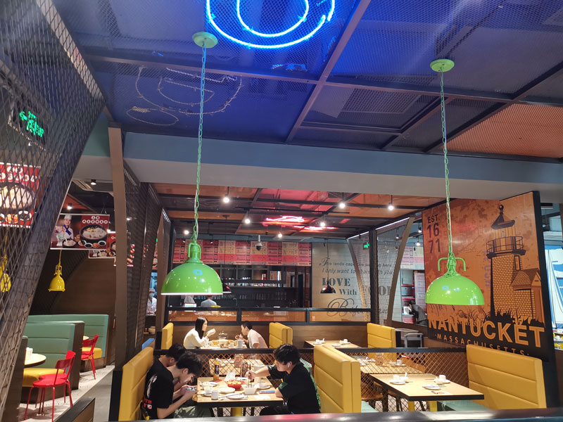 4월 29일 우한의 한 식당이 식당 내 영업을 재개했다. [사진 출처: 인민망]