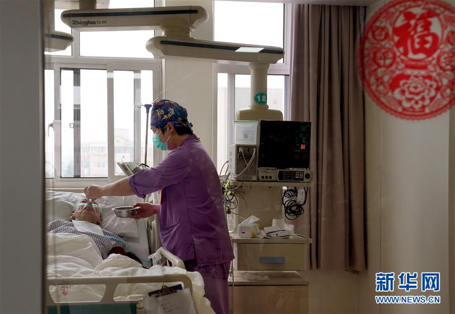 상하이시 푸퉈구중심병원, 진신(金鑫) 간호사가 내과 중환자실에서 환자에게 식사를 먹여주고 있다. [5월 10일 촬영/사진 출처: 신화망]