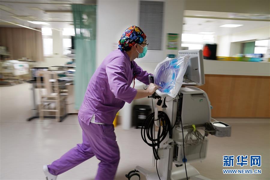 상하이시 푸퉈구중심병원 내과 중환자실, 라이원젠(來文健) 간호사가 설비를 운반하고 있다. [5월 10일 촬영/사진 출처: 신화망]