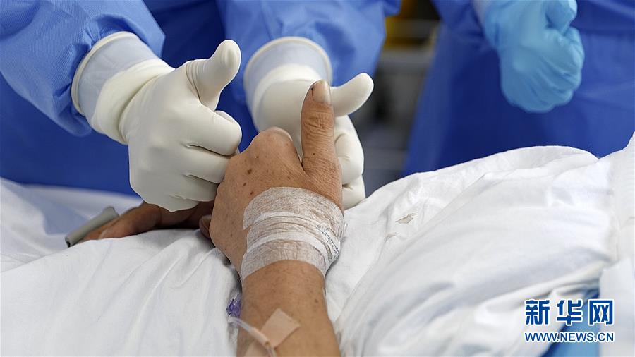 5월 8일 우한 셰허병원 의료진은 회진 시간에 환자들에게 성공적인 ECMO 적출을 축하했다. [사진 출처: 신화망/우한 셰허병원 홍보부 제공]