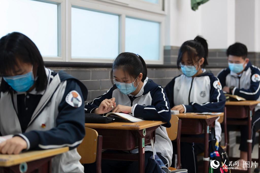베이징시 제166중고등학교 중3 학생들이 아침 자습 중이다. [5월 11일 촬영/사진 출처: 인민망]