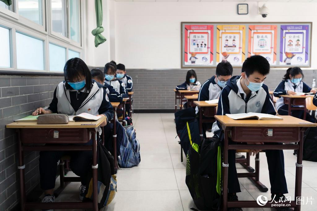 베이징시 제166중고등학교 중3 학생들이 아침 자습 중이다. [5월 11일 촬영/사진 출처: 인민망]