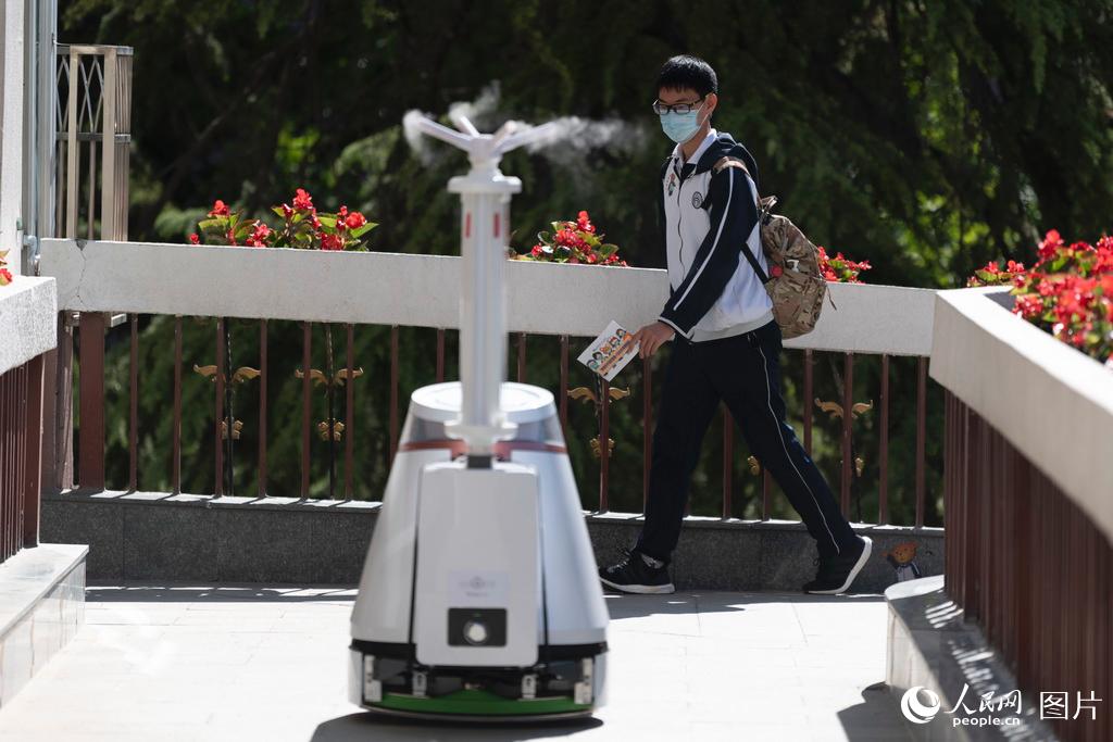 베이징시 제166중고등학교, 소독 로봇이 작업 중이다. [5월 11일 촬영/사진 출처: 인민망]