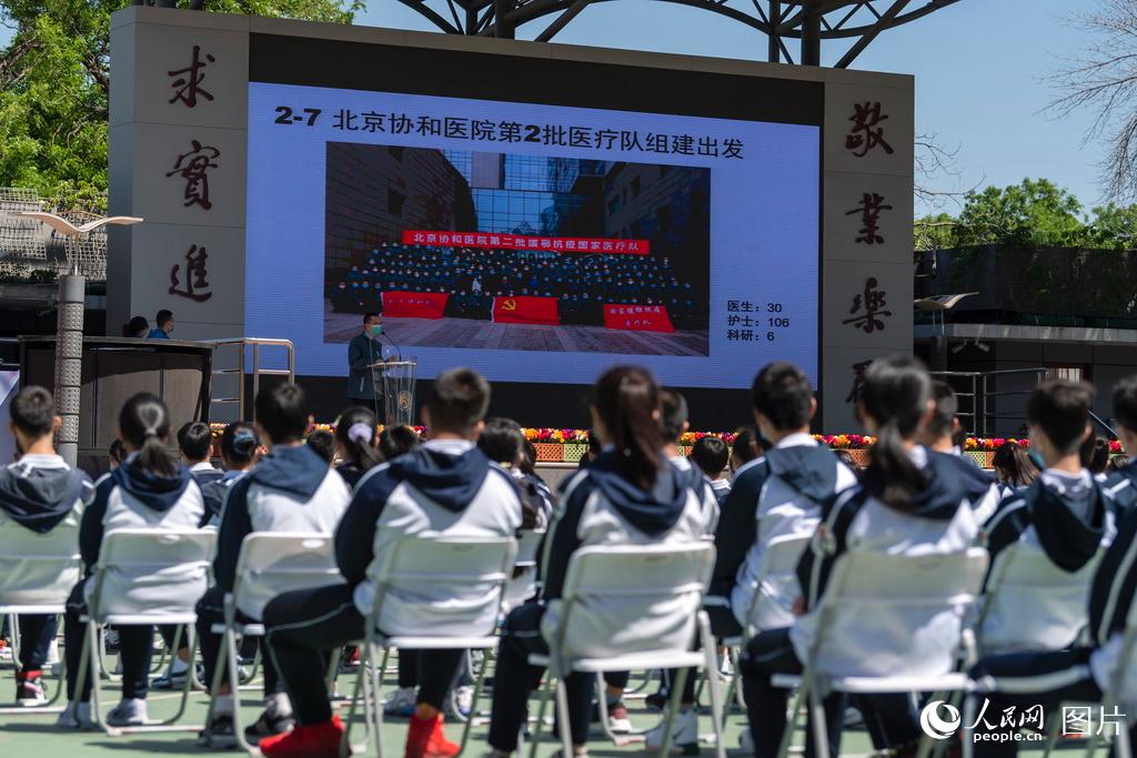 베이징 셰허(協和)병원 후베이 지원의료팀 의료진들이 제166중고등학교 중3학생들에게 개학 첫 수업을 하고 있다. [5월 11일 촬영/사진 출처: 인민망]