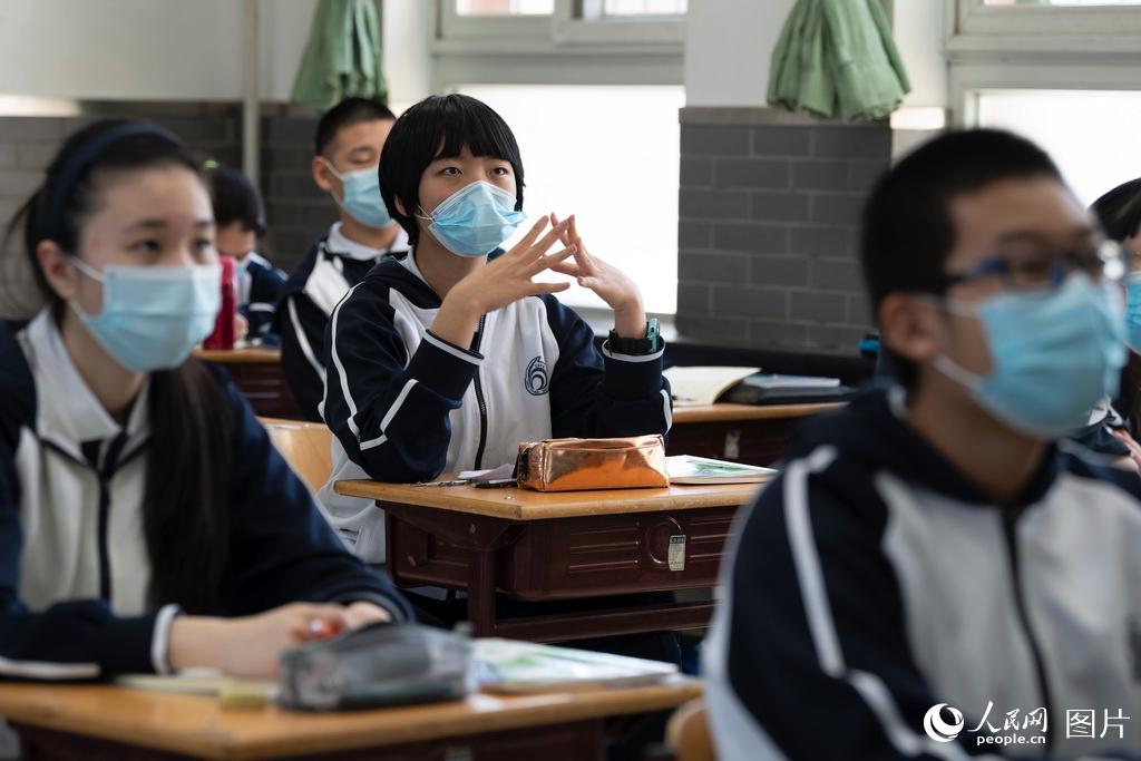 베이징시 제166중고등학교 중3학생들이 열심히 수업에 임하고 있다. [5월 11일 촬영/사진 출처: 인민망]
