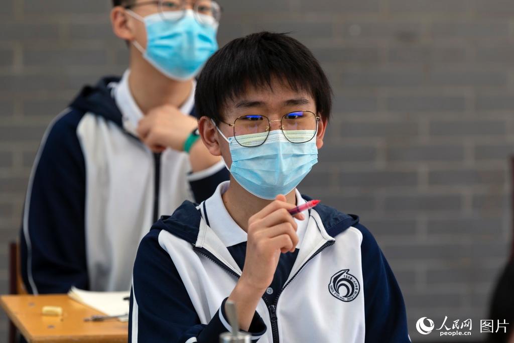 베이징시 제166중고등학교 중3학생들이 열심히 수업에 임하고 있다. [5월 11일 촬영/사진 출처: 인민망]