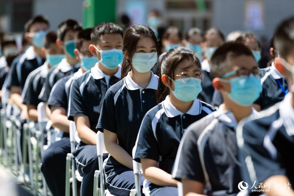 중3 학생들은 베이징 셰허병원 후베이 지원의료팀 의료진들의 방역 관련 이야기를 경청하고 있다. [5월 11일 촬영/사진 출처: 인민망]