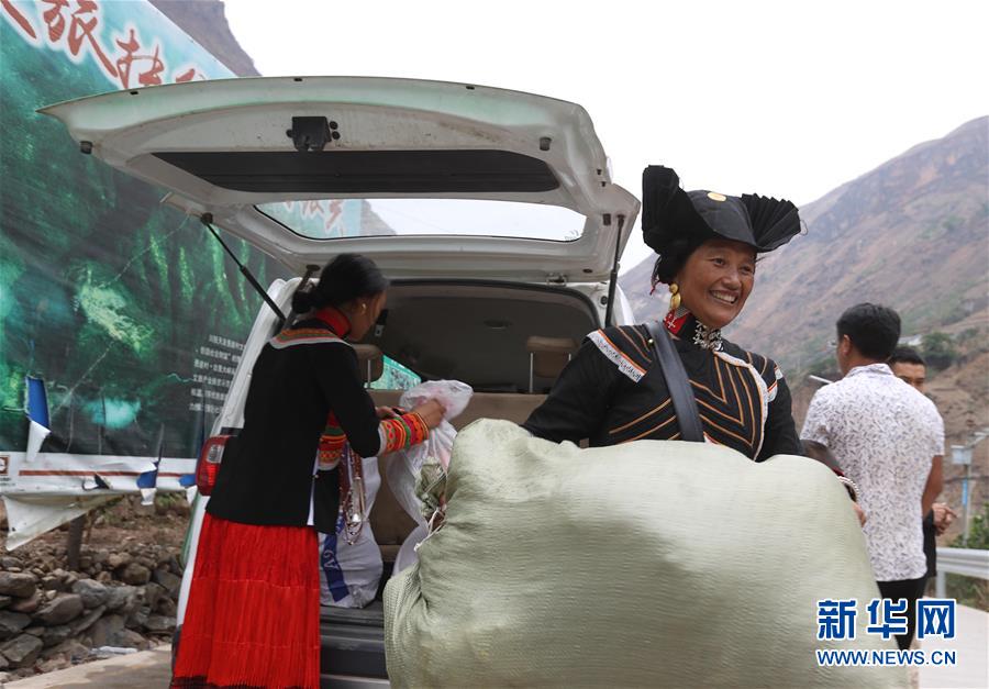 쓰촨성 자오줴현 아투례얼촌의 1차 빈곤가정 26가구는 가재도구를 챙겨 산 아래 새 집으로 이사할 준비를 하고 있다. [5월 12일 촬영/사진 출처: 신화망]