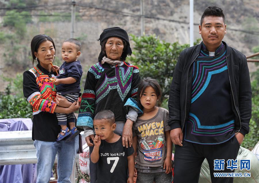쓰촨성 자오줴(昭覺)현 아투례얼(阿土列爾)촌의 빈곤가정 26가구가 1차로 새집으로 이주했다. 모써스보(莫色石波)네 가족 6명이 산 아래 도로에서 기념 촬영을 하고 있다. [5월 12일 촬영/사진 출처: 신화망]