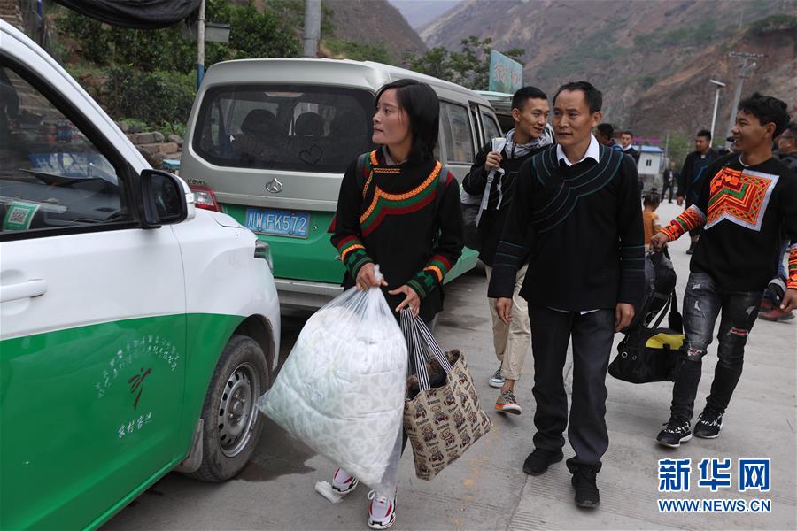 쓰촨성 자오줴현 아투례얼촌의 1차 빈곤가정 26가구는 산 아래 새 집으로 이사 갈 준비를 하고 있다. [5월 12일 촬영/사진 출처: 신화망]