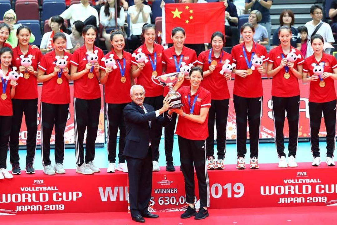 중국 여자배구팀이 2019 FIVB 월드컵에서 우승을 차지한 장면이다.