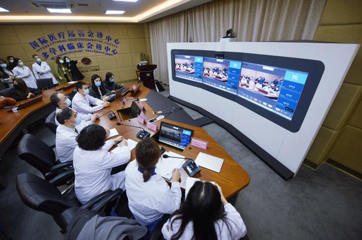 2020년 4월 3일, 항저우(杭州)시 적십자사 병원 원격회진센터에서 중국 의료 전문가들이 멕시코 의료 전문가들과 코로나19 치료와 방역 방안을 교류하고 있다. [사진 출처: 인민포토]