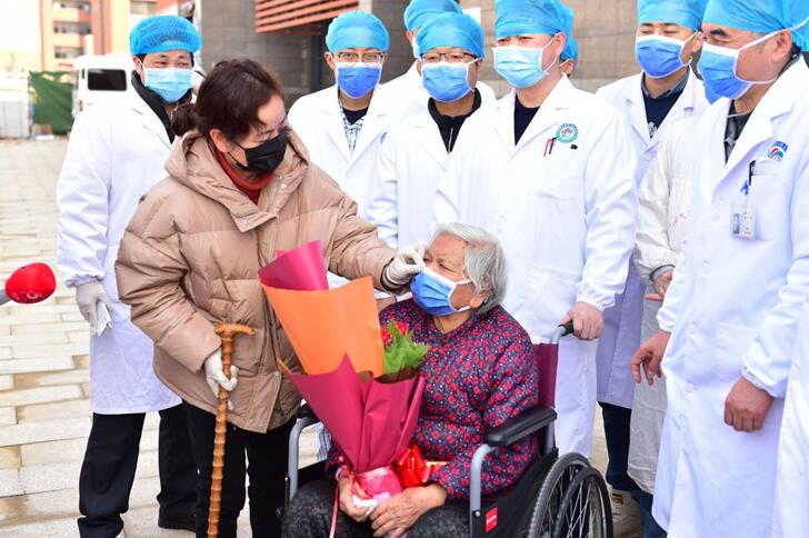 2월 20일, 장시(江西) 난창(南昌)대학 제1부속병원에서 90세의 코로나19 환자가 완치 판정을 받고 퇴원했다. [사진 출처: 인민포토]
