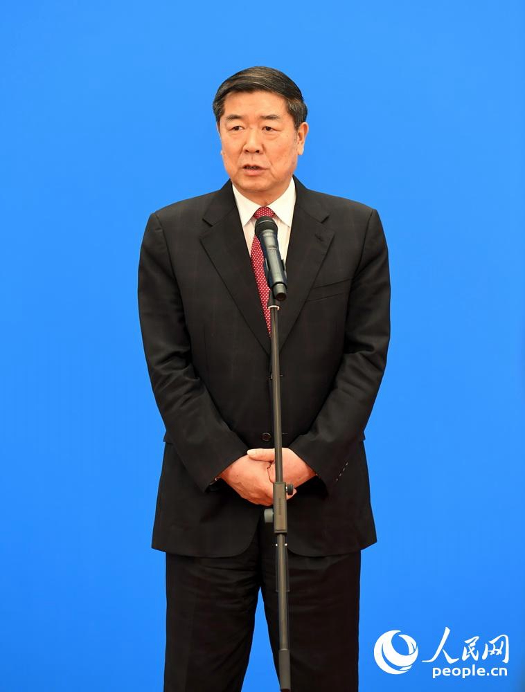 허리펑(何立峰) 국가발전개혁위원회 주임의 화상 인터뷰 진행 모습 [사진 출처: 인민망]