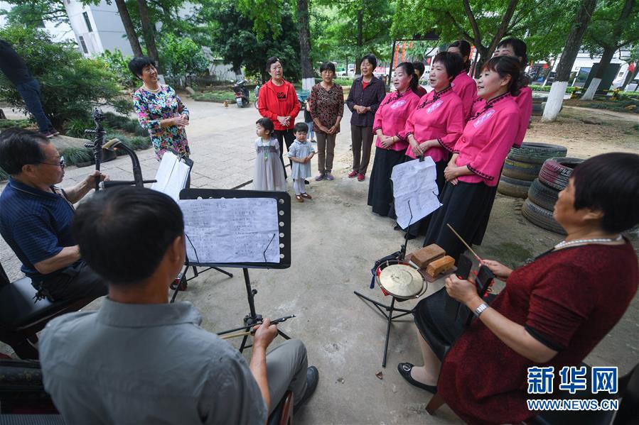 창싱현 샤오푸진 팡옌촌의 여장부 지원자팀이 직접 대본을 쓰고 연출한 전통 탄황 곡예 ‘쓰레기 분리 수거 분류’ 공연을 펼치며 마을에서 강연 공연을 하고 있다. [5월 21일 촬영/사진 출처: 신화망]