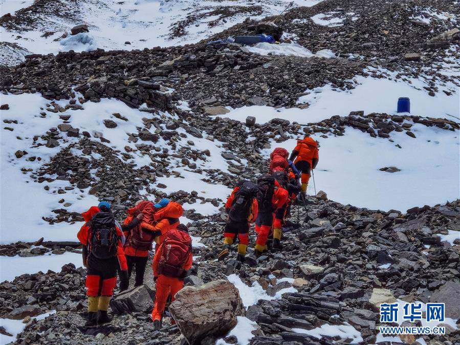 5월 24일, 2020 주무랑마봉 고도 측정 등산대 일부 대원들이 해발 6500m의 전진 캠프에서 출발했다. [사진 출처: 신화망]