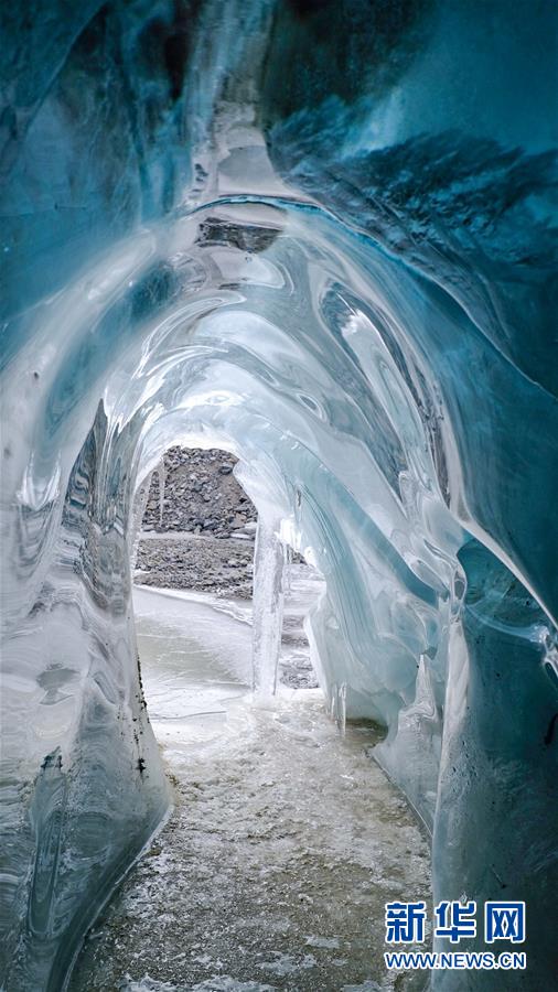 해발 6,500m 주무랑마봉 첸진 베이스캠프로 가는 길의 얼음 동굴 [5월 20일 촬영/사진 출처: 신화망]