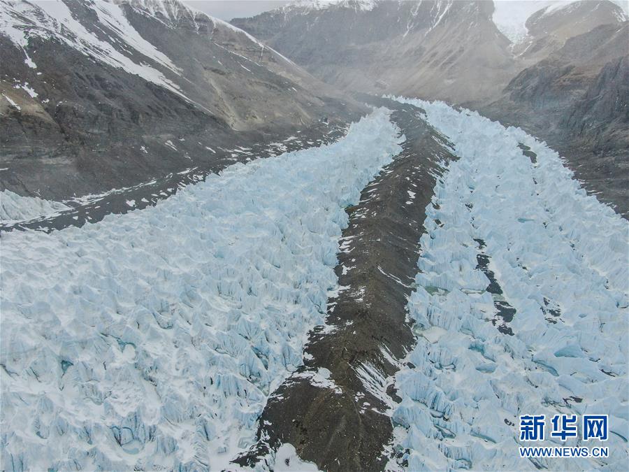 기자가 빙하 중간의 능선을 따라 해발 6,500m 주마랑마봉 첸진 베이스캠프로 향하고 있다. [5월 20일 드론 촬영/사진 출처: 신화망]