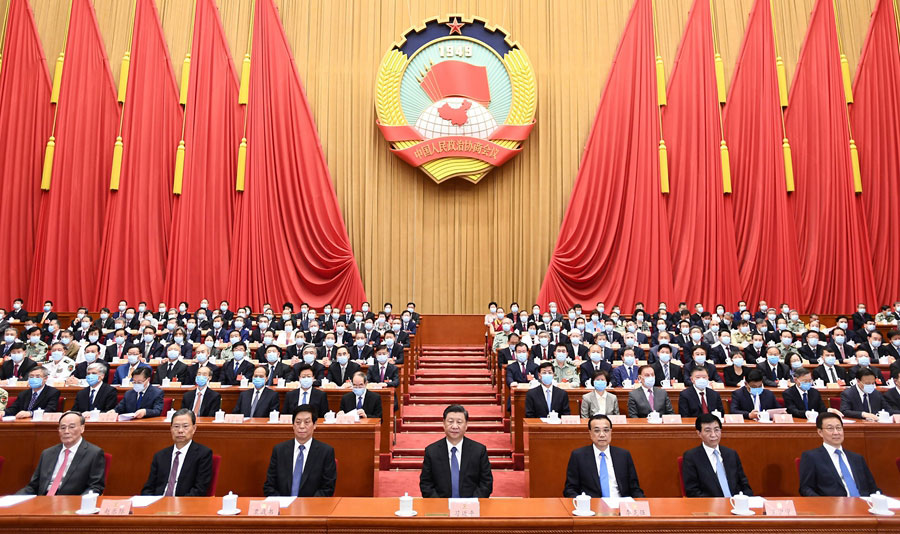 시진핑(習近平), 리커창(李克強), 리잔수(栗戰書), 왕후닝(王滬寧), 자오러지(趙樂際), 한정(韓正), 왕치산(王岐山) 등 지도부가 주석대에 앉아 있다. [사진 출처: 신화망]