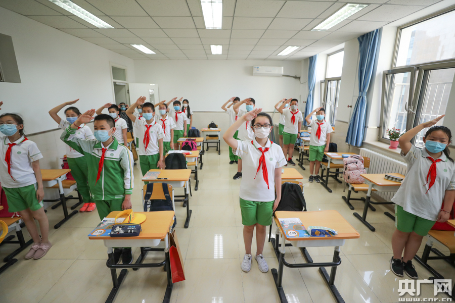 베이징 팡차오디국제학교 민족캠퍼스, 선생님과 학생들이 교실에서 게양식을 하고 있다. [6월 1일 촬영/사진 출처: CNR]