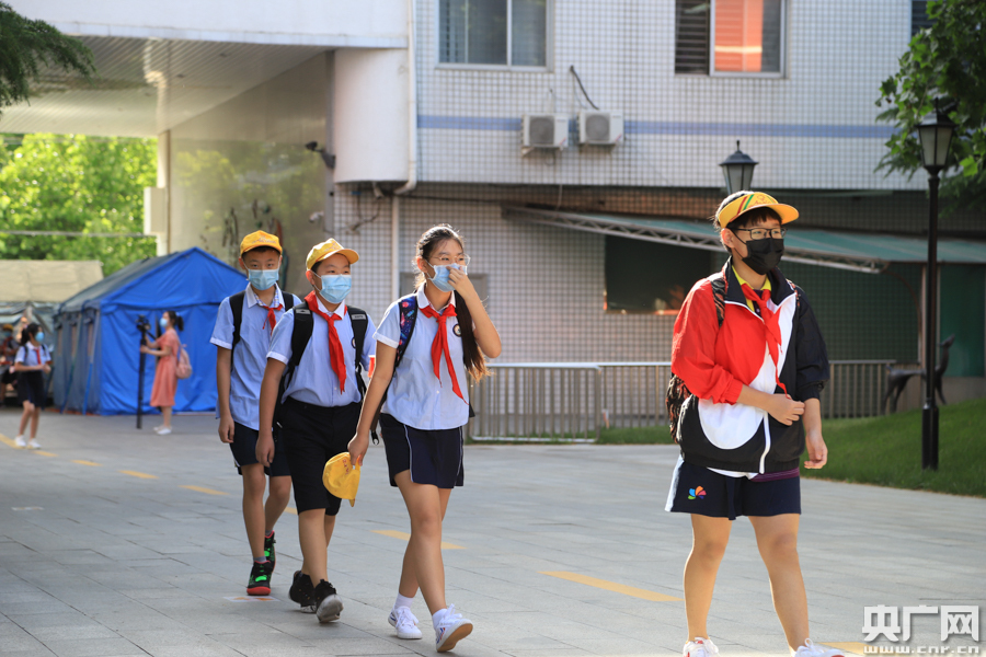 베이징시 펑타이(豐臺)구 펑타이제1초등학교에서 학생들이 거리 간격을 유지하며 줄을 서 학교로 들어가고 있다. [6월 1일 촬영/사진 출처: CNR]