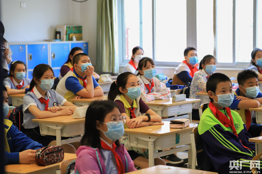 베이징시 펑타이구 펑타이제1초등학교, 6학년 학생들이 개학 후 ‘첫 번째 수업’을 듣고 있다. [6월 1일 촬영/사진 출처: CNR]